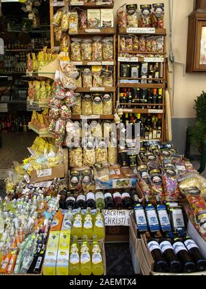 Sorrento, Italie - 12 juin 2017 : Bouteilles de Limoncello et spécialités culinaires italiennes dans un magasin de souvenirs à Sorrente Italie Banque D'Images