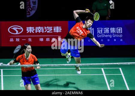 Xiaoyu Ren et Zhou Chaomin de Chine obtenir la balle contre Kouhei Gondou et Ayane Kurihara du Japon à la première série de double mixte de Fuzhou Chin Banque D'Images