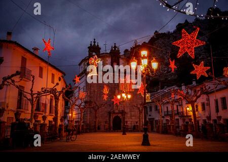 Lumières colorées, les lumières de Noël décorer la pièce sombre soir rues de village de Grazalema, un des villages blancs, ou des villages blancs d'Andalousie, dans le sud de l'Espagne Banque D'Images