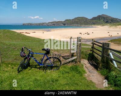 Location d'une clôture et portail à l'entrée de la magnifique baie des sables bitumineux de Kiloran en été, à l'île de Colonsay, Hébrides intérieures, Ecosse, Royaume-Uni Banque D'Images