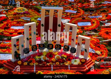 Une miniature Shaheed Minar couverte de fleurs à l'occasion d'amar Ekushey et la Journée internationale de la langue maternelle à Centran Shaheed Minar dans D Banque D'Images