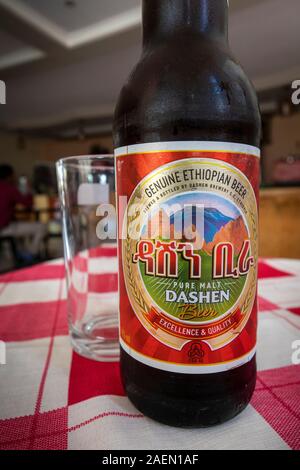 L'Éthiopie, région d'Amhara, déchargent, bouteille de bière éthiopienne Dashen Banque D'Images