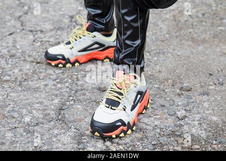 MILAN ITALIE 22 septembre 2019 orange jaune et gris baskets