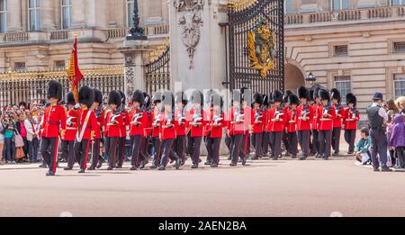 Officiers et soldats de la Scots Guards marche de palais de Buckingham à Londres. Banque D'Images