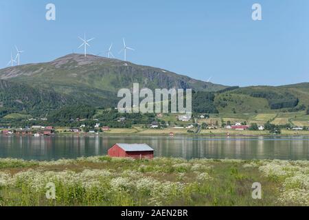 Paysage avec un abri de bateau sur la rive en fleurs de fjord et, de l'autre côté vert quelques moulins à vent, tourné sous la lumière d'été lumineux près de Strand, et Banque D'Images