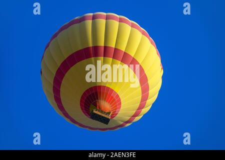 Ballon à air chaud jaune flying in sky Banque D'Images