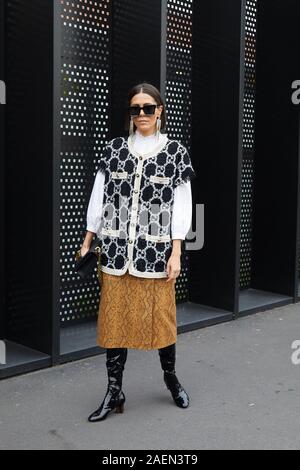 MILAN ITALIE 22 septembre 2019 Femme avec veste Gucci et bottes en cuir noir avant de Gucci fashion show Milan Fashion Week street style Photo Stock Alamy