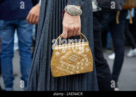 MILAN, ITALIE - 22 septembre 2019 : Femme avec sac de perles d'or et décoration jupe plissée noire avant Gucci fashion show, Milan Fashion Week s Banque D'Images