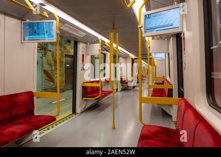 Varsovie, Pologne - 7 juillet 2019 : Metro train intérieur avec des portes ouvertes sur la première station, vide, sans que les gens Banque D'Images