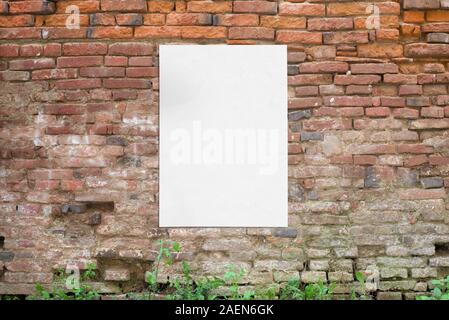 Poster collé au mur en briques anciennes. Vide, papier blanc propre, la conception de maquettes de présentation Banque D'Images