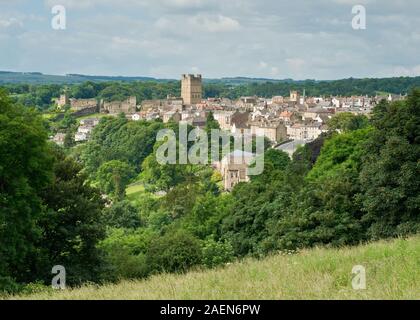 Château de Richmond et la ville marchande. Yorkshire Dales National Park, North Yorkshire, Angleterre Banque D'Images