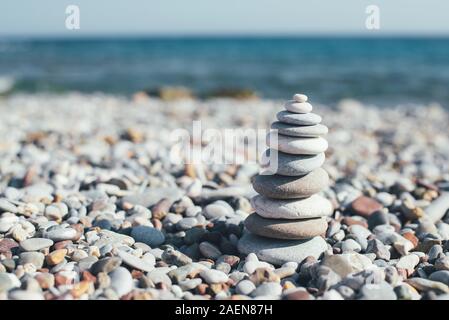 Tour de galets de pierre en équilibre sur la plage. Banque D'Images