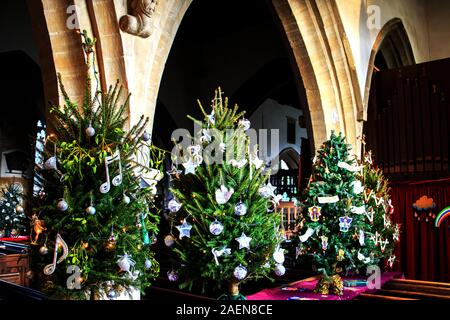 Décorées d'arbres de Noël à l'église du village Festival de l'arbre de Noël dans le Bedfordshire, Angleterre, RU Banque D'Images