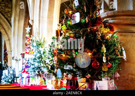 Décorées d'arbres de Noël à l'église du village Festival de l'arbre de Noël dans le Bedfordshire, Angleterre, RU Banque D'Images