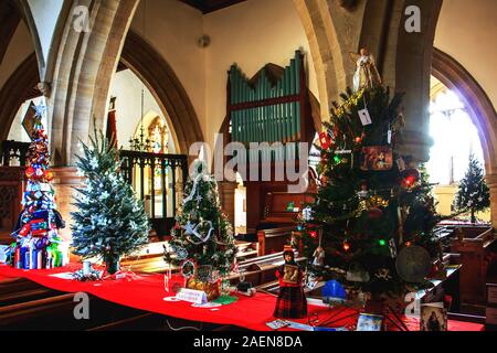 Décorées d'arbres de Noël à l'église du village Festival de l'arbre de Noël dans le Bedfordshire, Angleterre, RU Banque D'Images