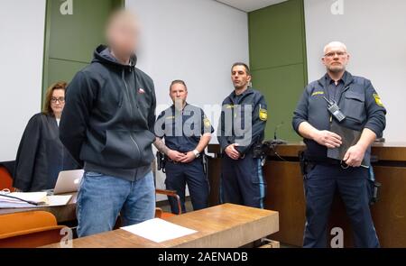 Munich, Allemagne. Dec 10, 2019. Les 21 ans (2e de gauche), accusé de meurtre et de multiples tentatives de meurtre, se tient devant l'ouverture du procès avec son avocat Birgit Schwerdt (l) dans la salle d'audience du tribunal régional. Selon l'accusation, l'homme aurait tué son ex-petite amie a 25 ans avec un couteau dans l'appartement de sa famille à l'été 2018. Il est également dit d'avoir attaqué sa mère et ses 15 ans. Crédit : Sven Hoppe/DPA - ATTENTION : l'accusé a été pixelisées à la demande de son avocat/dpa/Alamy Live News Banque D'Images