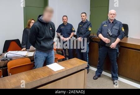 Munich, Allemagne. Dec 10, 2019. Les 21 ans (2e de gauche), accusé de meurtre et de multiples tentatives de meurtre, se tient devant l'ouverture du procès avec son avocat Birgit Schwerdt (l) dans la salle d'audience du tribunal régional. Selon l'accusation, l'homme aurait tué son ex-petite amie a 25 ans avec un couteau dans l'appartement de sa famille à l'été 2018. Il est également dit d'avoir attaqué sa mère et ses 15 ans. Crédit : Sven Hoppe/DPA - ATTENTION : l'accusé a été pixelisées à la demande de son avocat/dpa/Alamy Live News Banque D'Images