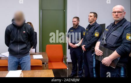 Munich, Allemagne. Dec 10, 2019. Les 21 ans (l), accusé de meurtre et de multiples tentatives de meurtre, est sur le point de commencer son procès dans la salle d'audience du tribunal régional. Selon l'accusation, l'homme aurait tué son ex-petite amie a 25 ans avec un couteau dans l'appartement de sa famille à l'été 2018. Il est également dit d'avoir attaqué sa mère et ses 15 ans. Crédit : Sven Hoppe/DPA - ATTENTION : l'accusé a été pixelisées à la demande de son avocat/dpa/Alamy Live News Banque D'Images