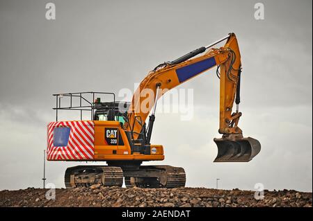 Mechanical digger sur le monticule de terre à nouveau chantier sur sky Banque D'Images