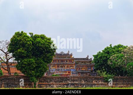 Vue de l'arrière-cour sur le bâtiment coloré en violet Cité Interdite (la Citadelle impériale de Hue, Vietnam) Banque D'Images