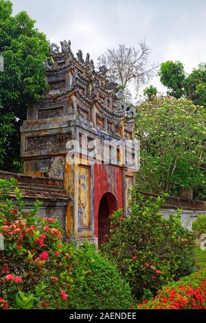 Porte colorée entre deux zones à l'intérieur de la Cité Interdite (la Citadelle impériale de Hue, Vietnam) Banque D'Images