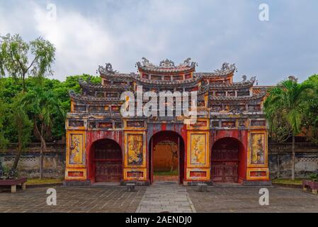 Chi Tho auc gate en violet Forbidden City (Ville Impériale) à Hue, Vietnam Banque D'Images