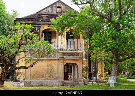 Old weathered extérieur du bâtiment à l'intérieur de la nature. Hue, Vietnam Banque D'Images