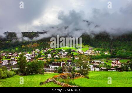 Maisons traditionnelles locales près de la ville de Zermatt dans le canton du Valais Suisse Banque D'Images