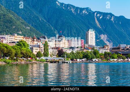 Port de Montreux avec yachts et bateaux vue panoramique. Montreux est une ville sur le Lac Léman au pied des Alpes en Suisse. Banque D'Images