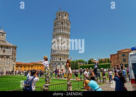La Tour de Pise et les touristes en Selfies à Pise, Toscane, Italie. Banque D'Images
