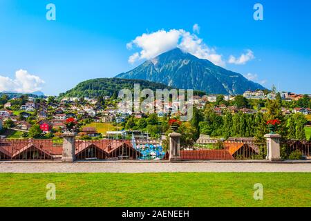 La ville de Spiez et le lac de Thoune vue panoramique aérienne, canton de Berne en Suisse Banque D'Images