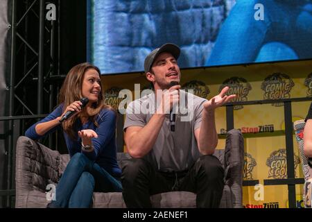 DORTMUND, ALLEMAGNE - 8 décembre 2019 : Olga Fonda et Michael Trevino à Comic Con Allemand Dortmund, deux jours de convention du ventilateur Banque D'Images