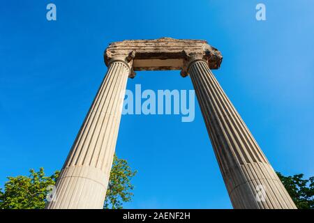 La colonne corinthienne romaine de Noviodunum à Nyon. Nyon est une ville sur les rives du lac Léman, dans le canton de Vaud en Suisse Banque D'Images