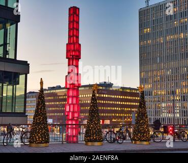 Obélisque de verre allumé rouge et les arbres de Noël, Sergels Torg, Stockholm, Suède Banque D'Images