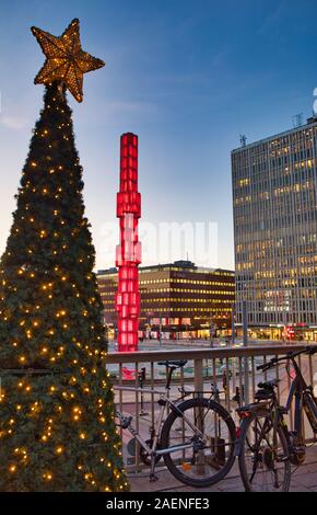 Obélisque de verre rouge et l'arbre de Noël illuminé, Sergels Torg, Stockholm, Suède Banque D'Images