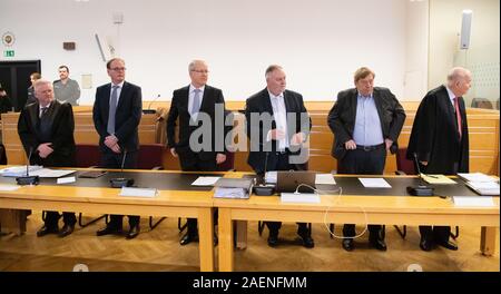 Hanovre, Allemagne. Dec 10, 2019. Carsten Mauritz (l-r), avocat, Frank Herbert, l'ancien chef de bureau du maire de la ville de Hanovre, Stefan Schostok Schostok (SPD), ancien maire de la ville de Hanovre, Wolfgang Borsum, avocat, Harald Härke, ancien chef de la ville de Hanovre, sa culture et département des ressources humaines, et Bertram Börner, avocat, se tenir dans la cour régionale. Dans la soi-disant affaire de l'hôtel de ville de Hanovre, ex-OB Schostok et deux ex-employés ont à répondre devant les tribunaux. L'accusation est grave infidélité. Credit : Sina Schuldt/dpa/Alamy Live News Banque D'Images