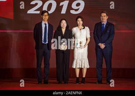 Les joueurs de badminton de la Corée du Sud, Kim So Yeong, droite, et Kong Hee Yong, gauche, sont à l'honneur avec le Most Improved Player de l'année au Gala annuel des joueurs avant la BWF HSBC World Tour finals dans la ville de Guangzhou, province du Guangdong en Chine du Sud, 9 décembre 2019. Banque D'Images