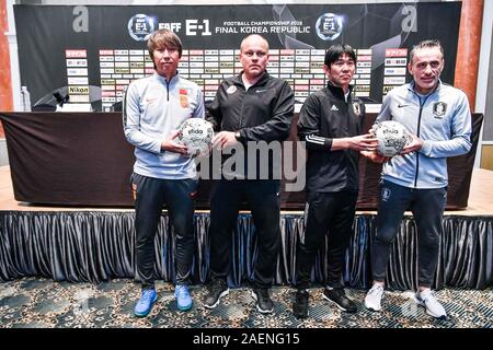 Entraîneur en chef de la Chine l'Équipe nationale de football hommes Li Tie, gauche, entraîneur-chef de l'équipe nationale de Hong Kong Mixu Paatelainen, milieu gauche, entraîneur-chef du Japon l'Équipe nationale de football hommes Hajime Moriyasu, au milieu à droite, et le portugais a pris sa retraite de footballeur et entraîneur de la Corée du Sud l'Équipe nationale de football hommes Paulo Bento, droit, présenter à la conférence de presse avant le championnat de football de l'EAFF E-1, également connu sous le nom de l'Asie de l'EAFF Cup, qui aura lieu du 10 au 18 décembre, à Busan, Corée du Sud, 9 décembre 2019. Banque D'Images