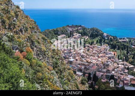 Vue de la Via Crucis, les escaliers de théâtre grec antique sur Taormina italienne de l'agglomération de la ville de Messine, sur la côte est de l'île de Sicile, Italie Banque D'Images
