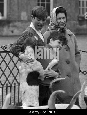 La reine Elizabeth II aux côtés du prince Andrew (à gauche, plus grand) et son cousin jouer avec Viscount-Linley hounds du duc de Beaufort, à un cross-country Badminton à l'événement. Banque D'Images