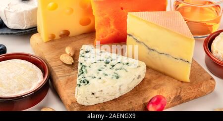 Assiette de fromages panorama. Fromage bleu, rouge Leicester, Brie, Emmental et d'autres, un gros plan Banque D'Images