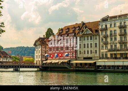 Reuss et ville de Lucerne avec Hôtel de luxe en Suisse. Banque D'Images