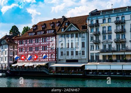 Reuss et ville de Lucerne avec Hôtel de luxe en Suisse. Banque D'Images