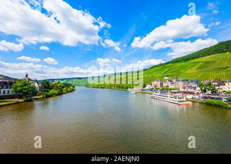 Bernkastel Kues aerial vue panoramique. Bernkastel-Kues est un célèbre centre viticole sur la Moselle, en Allemagne. Banque D'Images