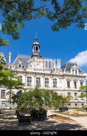 Vannes (Bretagne, nord-ouest de la France) : Ville située sur la "place Maurice Marchais' square, dans le centre-ville, sur la droite, statue équestre de Arthu Banque D'Images