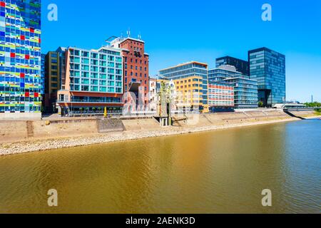 Ou Medienhafen media Harbour est une zone portuaire à Dusseldorf city en Allemagne Banque D'Images