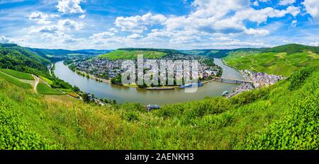 Bernkastel Kues aerial vue panoramique. Bernkastel-Kues est un célèbre centre viticole sur la Moselle, en Allemagne. Banque D'Images