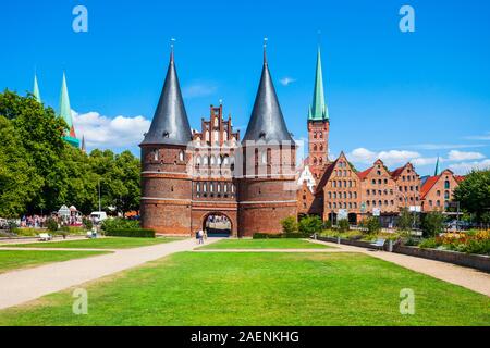 Holsten Gate ou Tor Holstein ou tard Holstentor est une porte de la ville et du musée de la vieille ville de Lubeck en Allemagne Banque D'Images