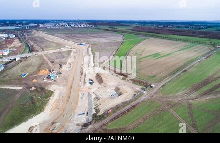 Hanovre, Allemagne. 09Th Dec, 2019. Une route est construite dans la nouvelle zone de développement 'Kronsrode' situé en périphérie d'Hanovre (photographie aérienne avec drone). Avec 3 500 nouvelles unités résidentielles, le 'Kronsrode' project est le plus grand projet de construction résidentielle en Basse-Saxe. Le boom de l'immobilier et de l'expansion de l'infrastructure de l'industrie de la construction a continué de bonnes affaires. Credit : Julian Stratenschulte/dpa/Alamy Live News Banque D'Images