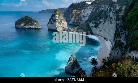 Une vue de la plage du Diamant avant l'escalade des pentes escarpées des mesures pour la plage. Une destination touristique populaire pour les jeunes près de Atuh Beach. Turquoise Banque D'Images